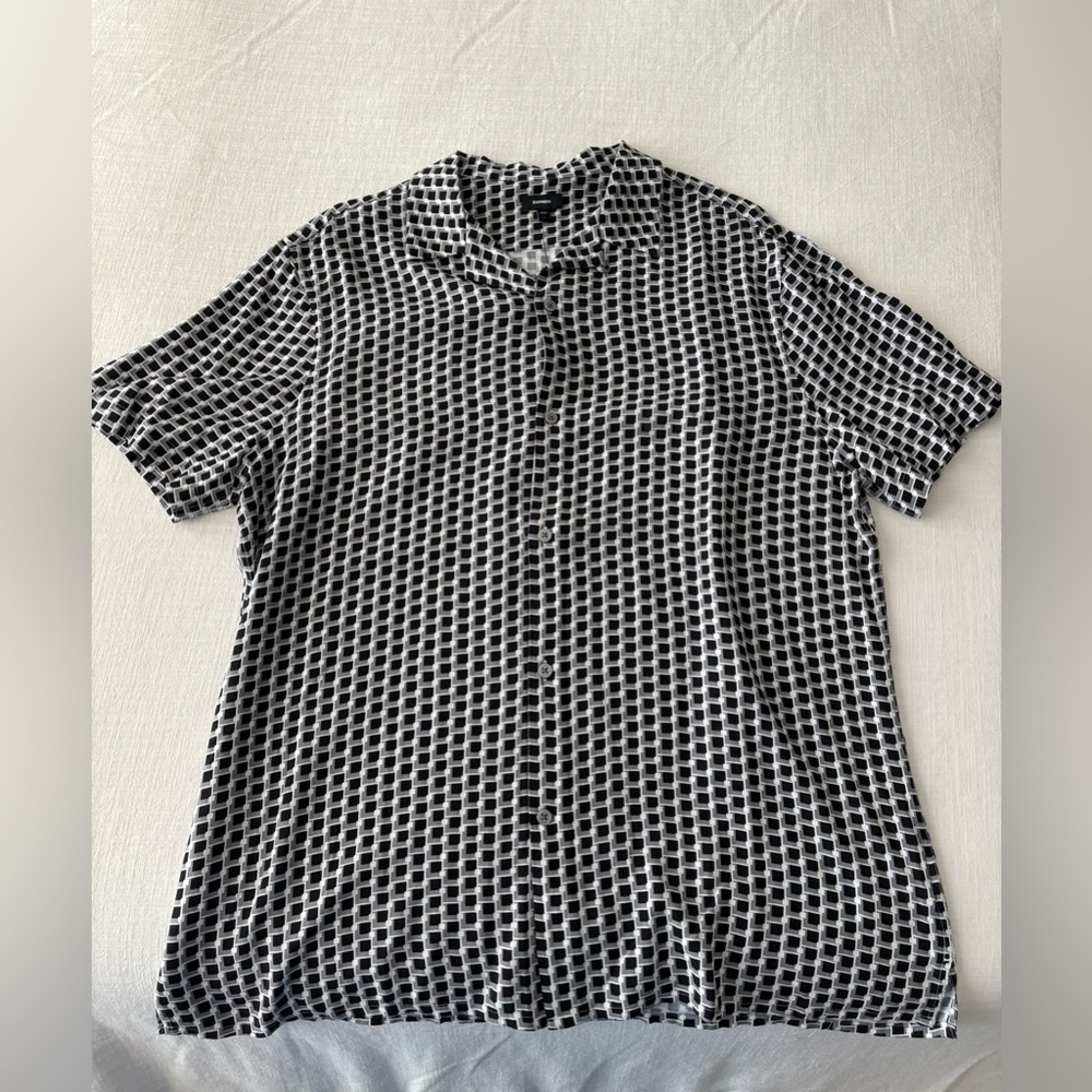 New men’s size large Express short sleeve button up shirt